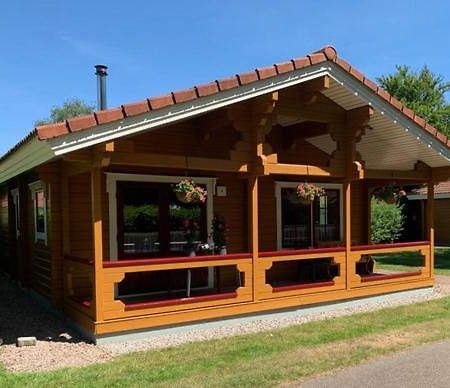 2 Bedroom Fins Chalet Gramsbergen Exterior foto